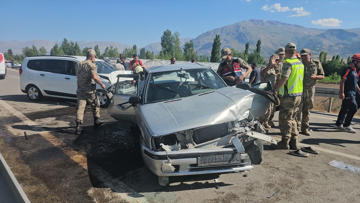 Erzincan’da 3 aracın karıştığı zincirleme trafik kazasında 1'i çocuk 5 kişi yaralandı.