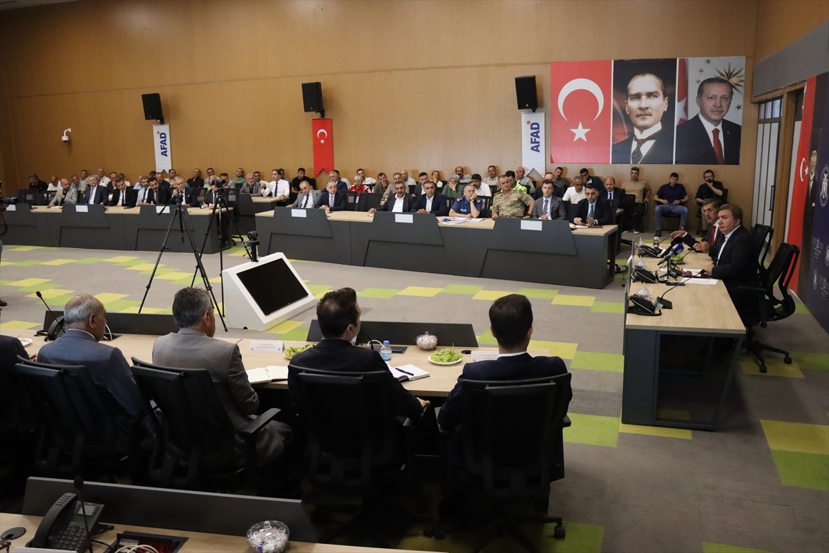 Erzincan Valisi Hamza Aydoğdu, İl Afet ve Acil Durum Müdürlüğü (AFAD) Toplantı Salonu'nda...