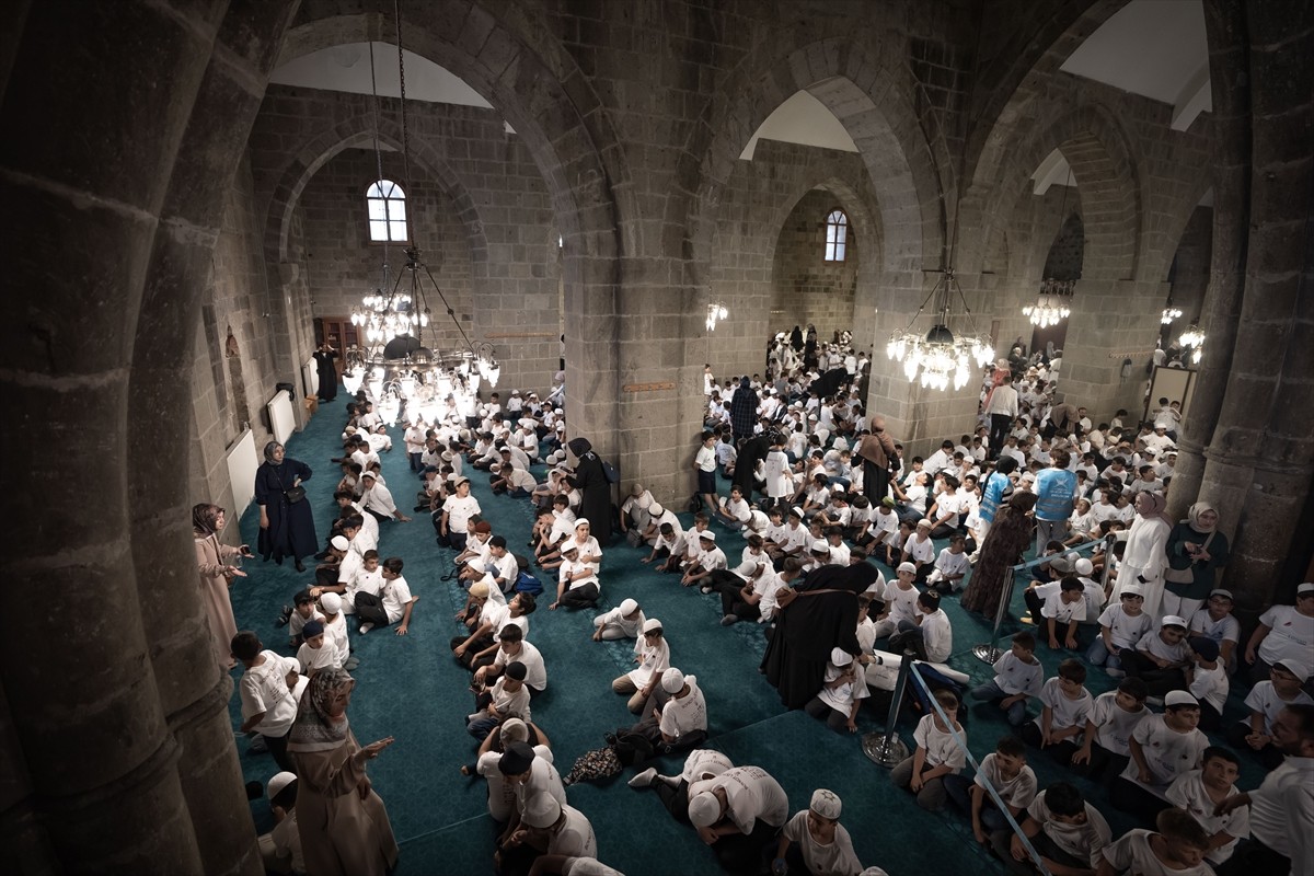 Erzurum'da 6 bin çocuk "Büyük Cami Buluşması" kapsamında tarihi camide bir araya geldi. Türkiye...