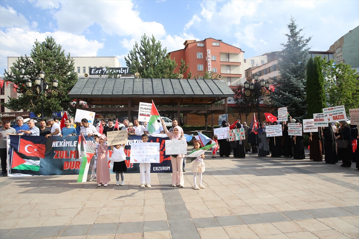 Erzurum'da hekim ve sağlık çalışanları, İsrail'in Gazze'ye yönelik saldırılarını protesto etmek ve...