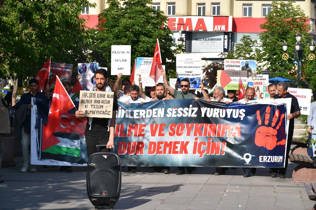 Erzurum'da hekimler ve sağlık çalışanları, İsrail'in Gazze'ye yönelik saldırılarını protesto etmek...