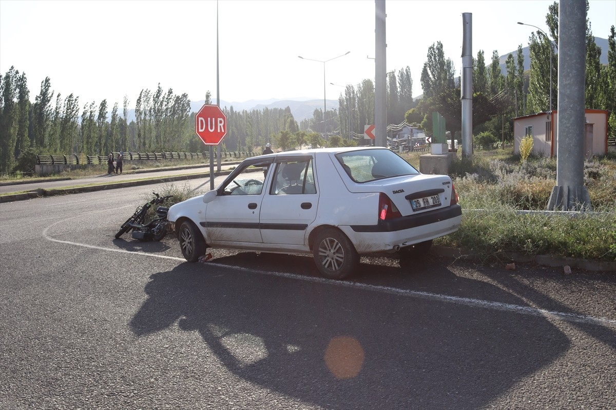 Erzurum'un Narman ilçesinde otomobil ile elektrikli bisikletin çarpışması sonucu 2'si ağır 3 kişi...