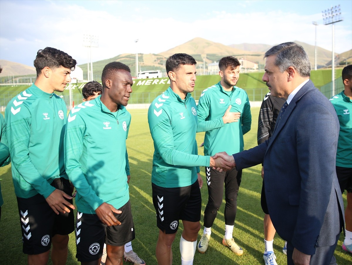 Erzurum Valisi Mustafa Çiftçi, Yüksek İrtifa Kamp Merkezi'nde yeni sezon hazırlıklarını sürdüren...