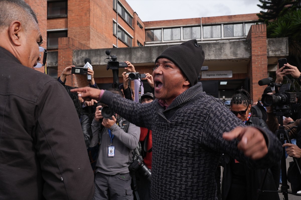 Eski Kolombiya Devlet Başkanı Álvaro Uribe Vélez’in destekçileri, başkent Bogota'daki Paloquemao...