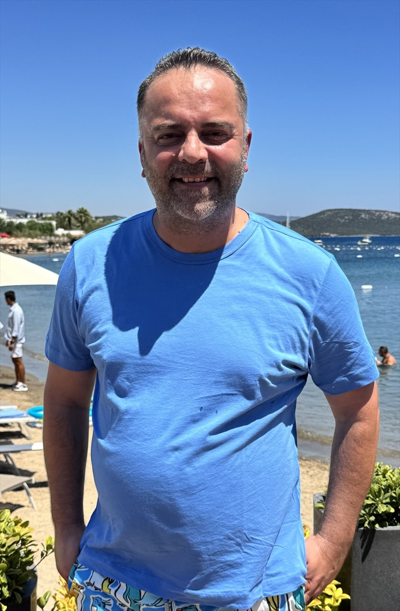 Eski milli futbolcu Semih Şentürk, bir dönem formasını giydiği Fenerbahçe'de yardımcı antrenör...