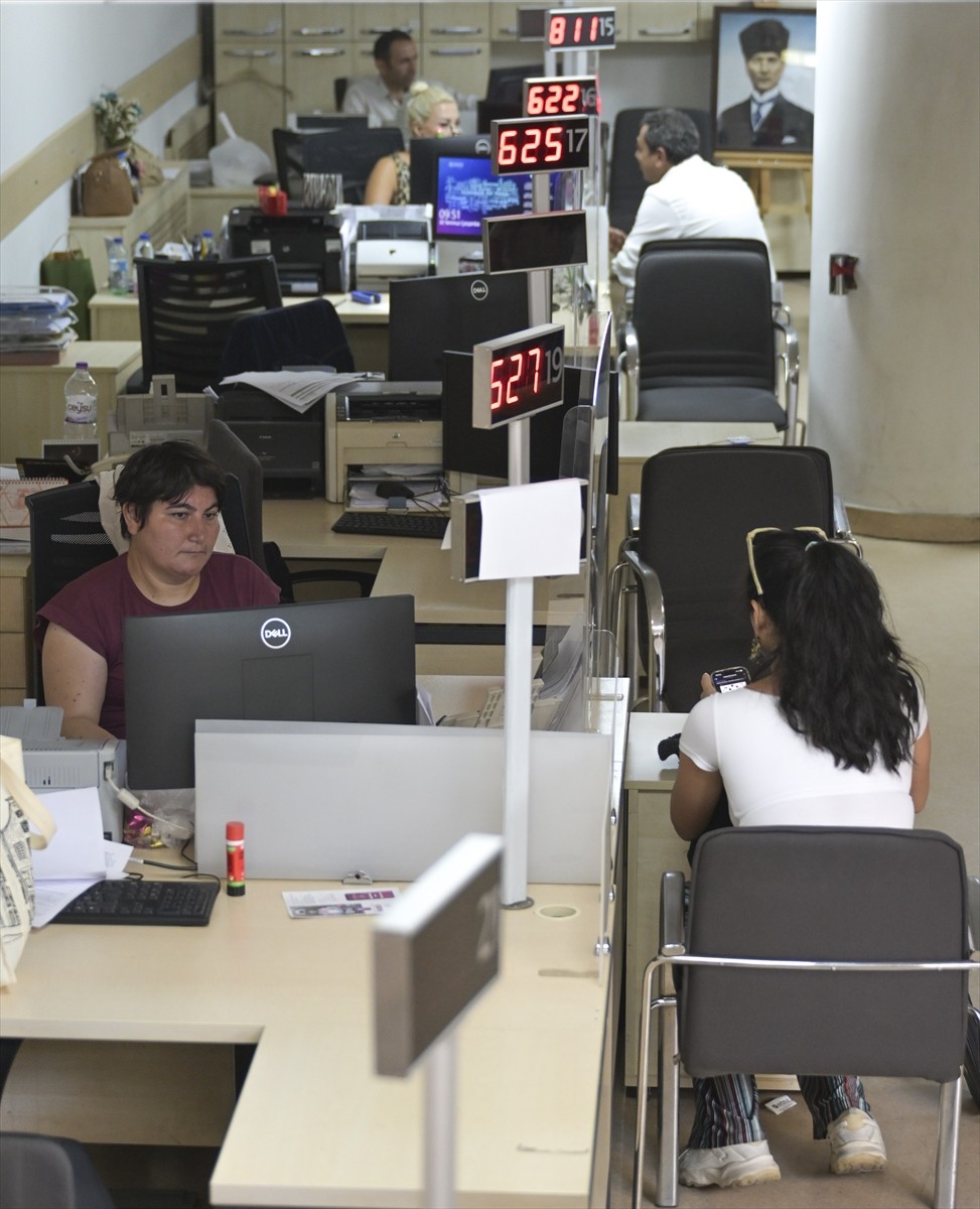 Eski tip sürücü belgelerinin yenilenmesi için tanınan sürenin yarın mesai bitiminde sona erecek...