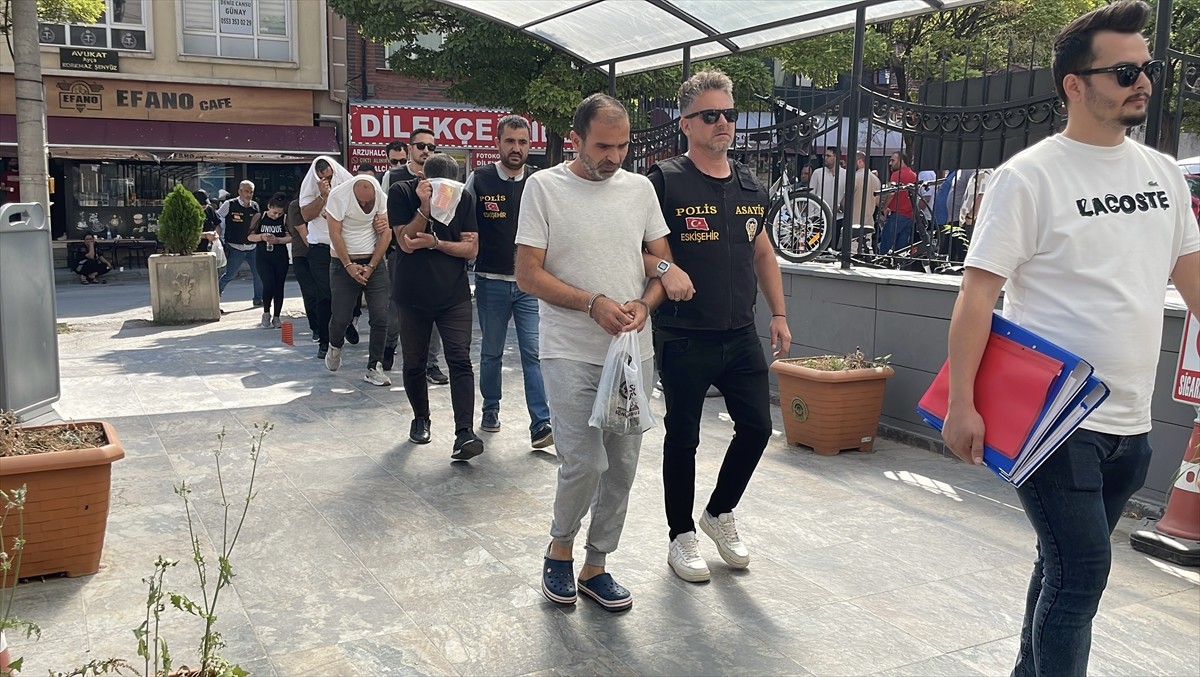 Eskişehir'de, dublör kullanarak çıkardıkları sahte belgelerle başkasına ait arsaları sattıkları...