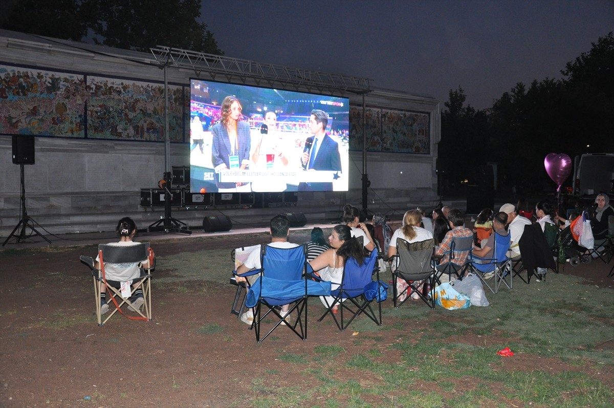 Eskişehir'de vatandaşlar, A Milli Kadın Voleybol Takımı'nın 2025 FIVB Milletler Ligi'nde (VNL)...