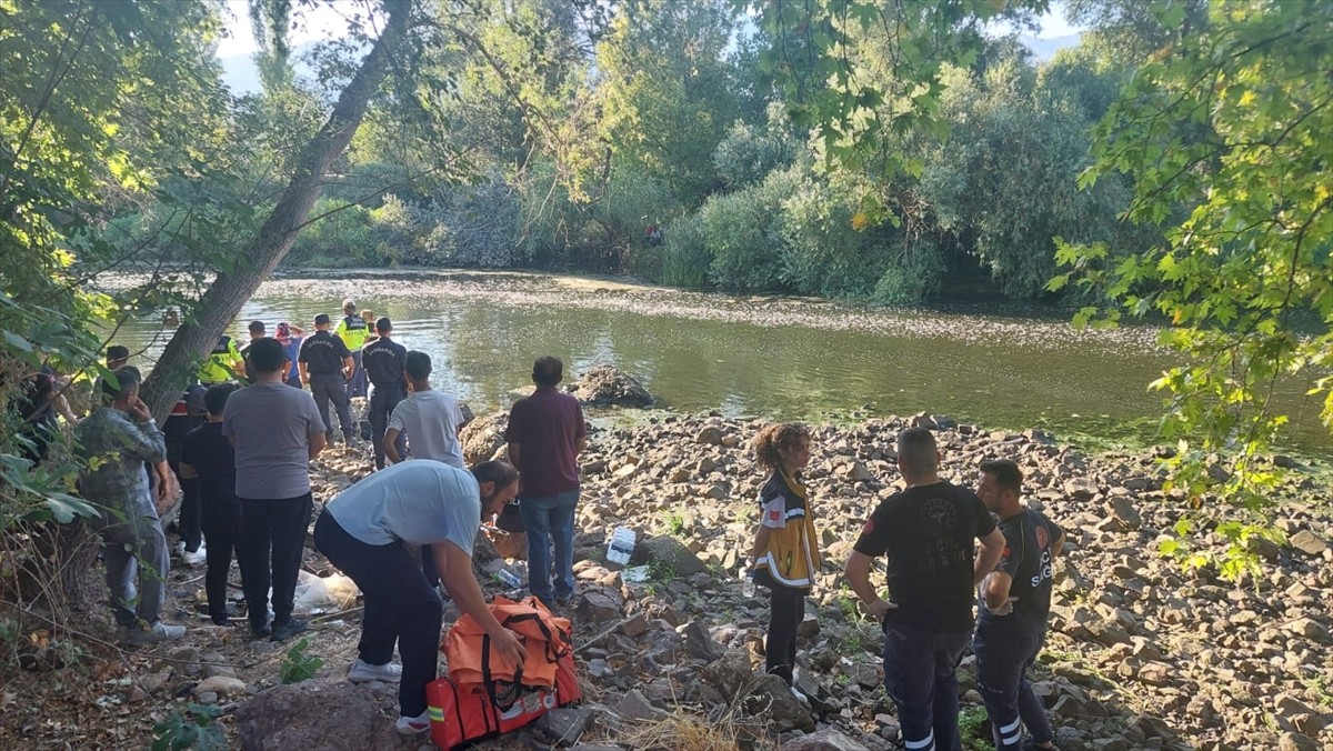 Eskişehir'in Mihalgazi ilçesinde Sakarya Nehri'ne giren 2 kişinin kaybolduğu ihbarı üzerine...