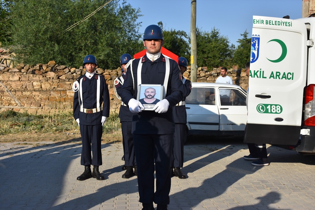 Eskişehir'in Seyitgazi ilçesinde çıkıp Afyonkarahisar'a sıçrayan orman yangınında şehit olan ağır...