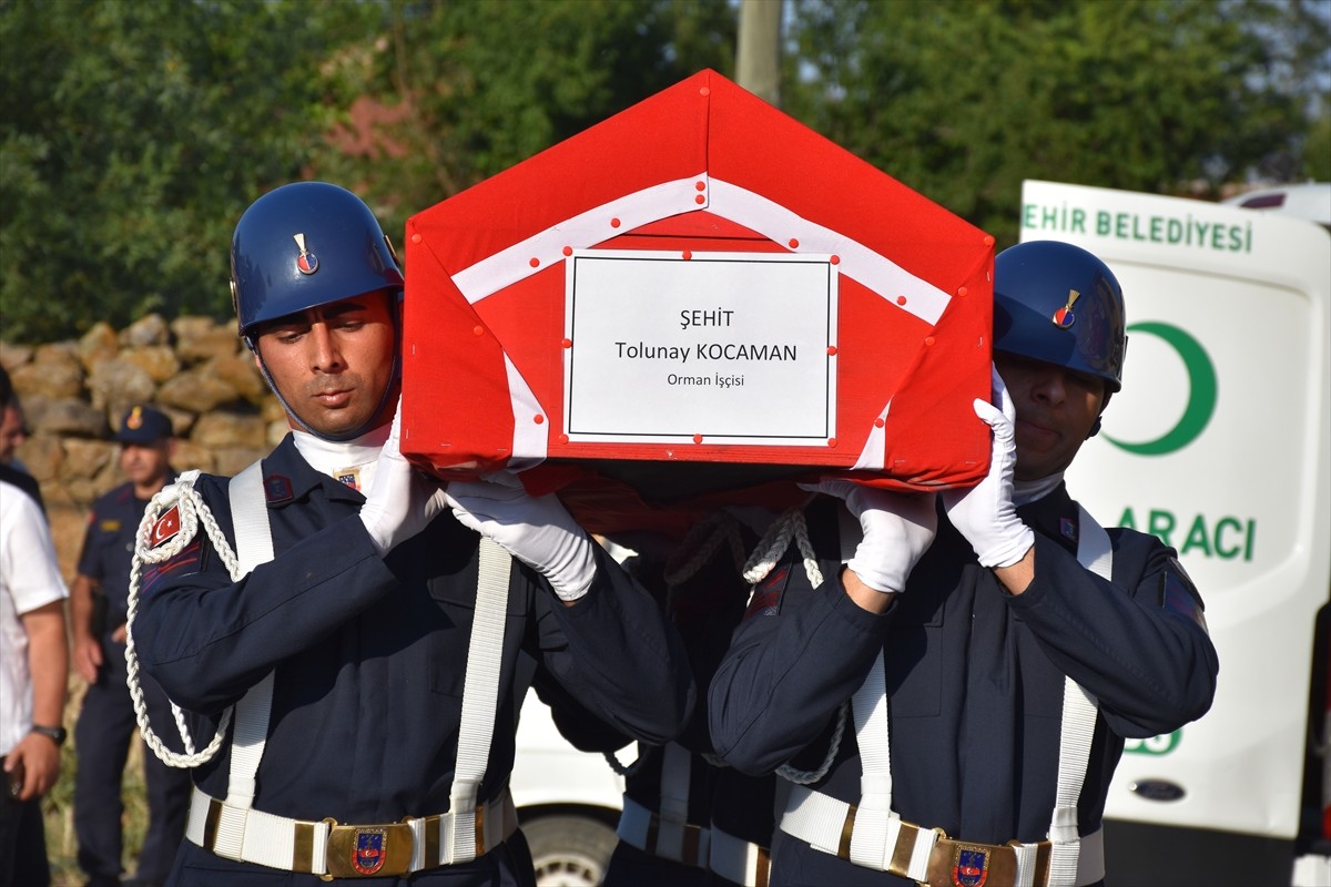 Eskişehir'in Seyitgazi ilçesinde çıkıp Afyonkarahisar'a sıçrayan orman yangınında şehit olan ağır...