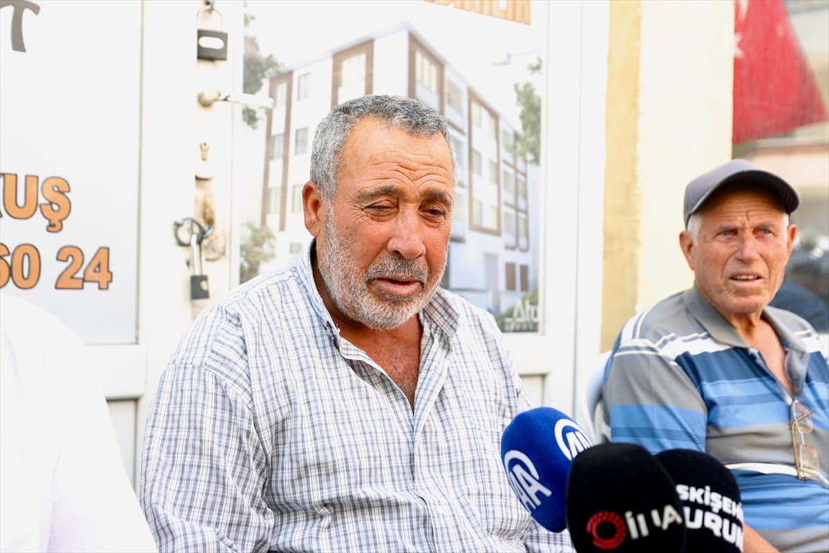 Eskişehir'in Seyitgazi ilçesinde çıkıp Afyonkarahisar'a sıçrayan orman yangınında şehit olan dozer...