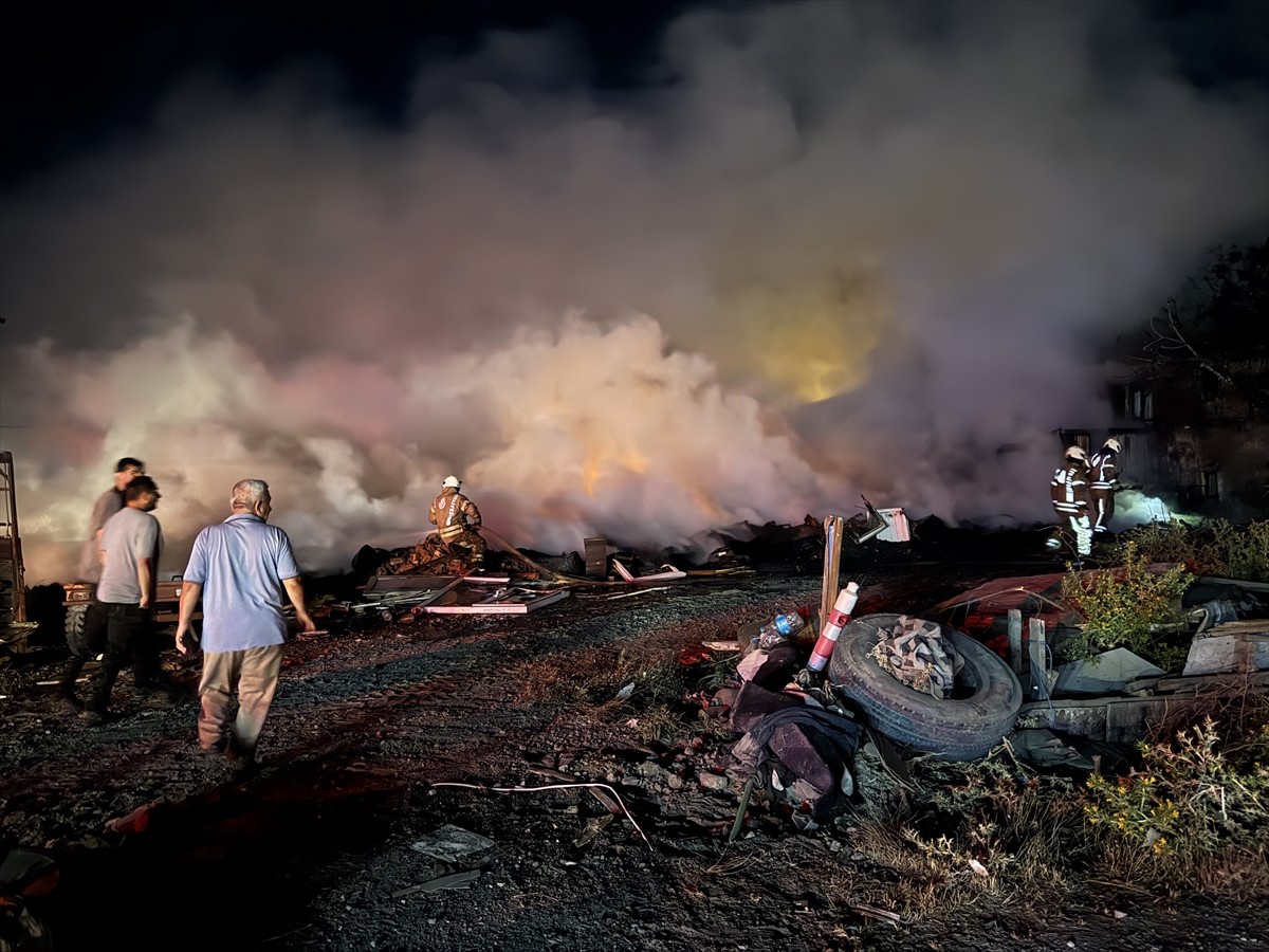 Eyüpsultan'da bir lastik deposunda çıkan yangın itfaiye ekiplerince söndürüldü.