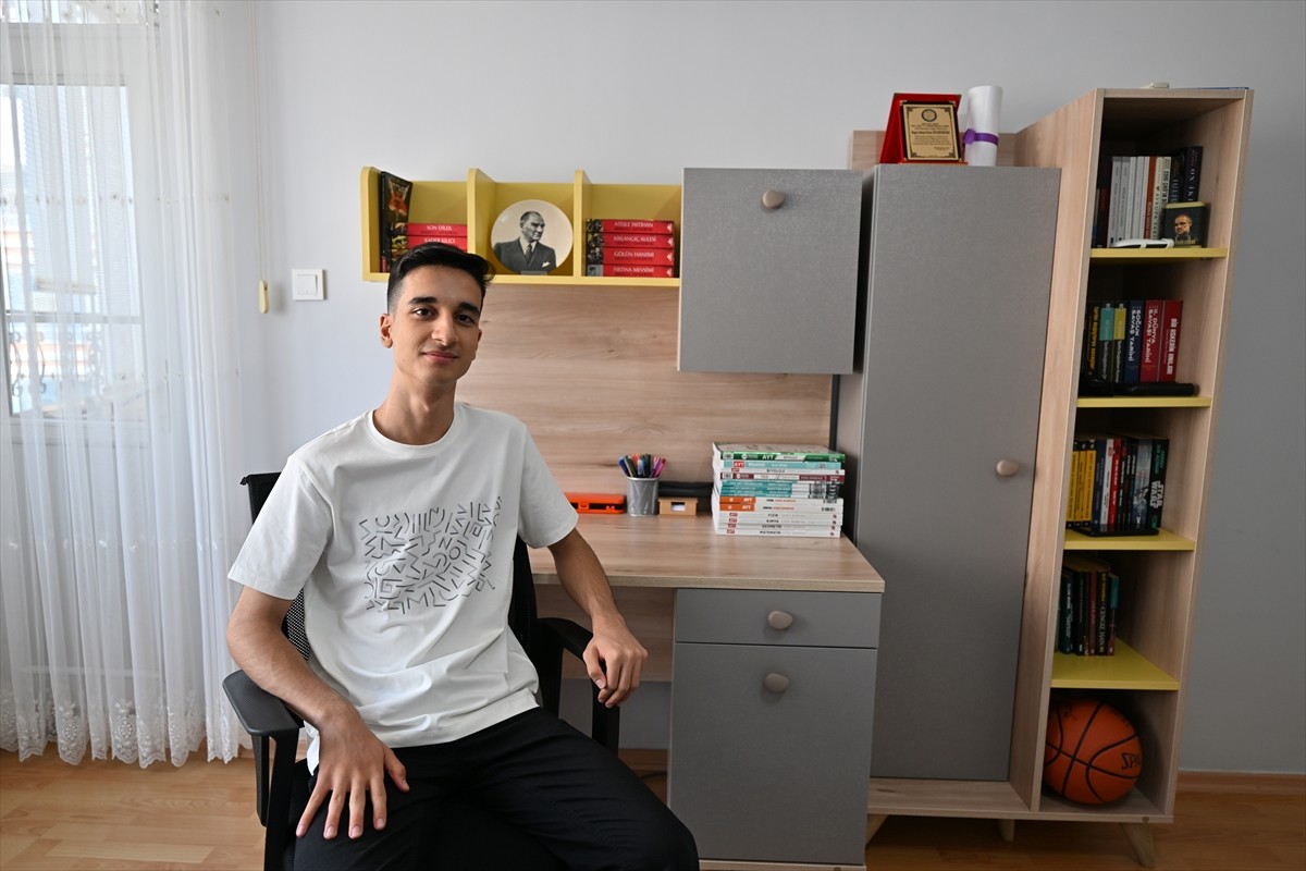 Gaziantep'in Nizip ilçesinde, çocuklarından birisinin Liselere Geçiş Sistemi (LGS) sınavında...