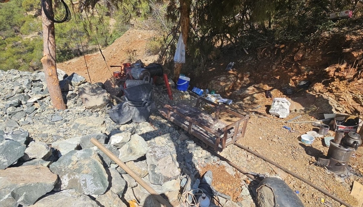 Gaziantep'in Nurdağı ilçesinde kaçak maden ocağı açarak krom çıkaran 3 şüpheli suçüstü...