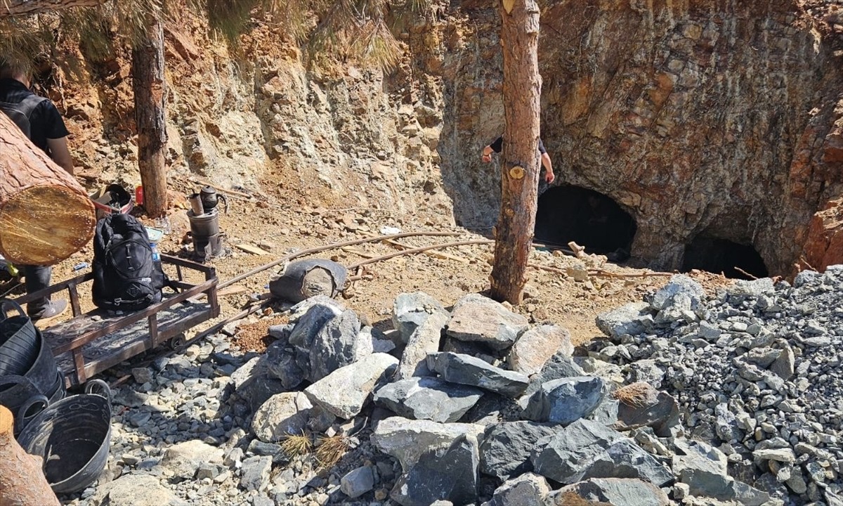 Gaziantep'in Nurdağı ilçesinde kaçak maden ocağı açarak krom çıkaran 3 şüpheli suçüstü...