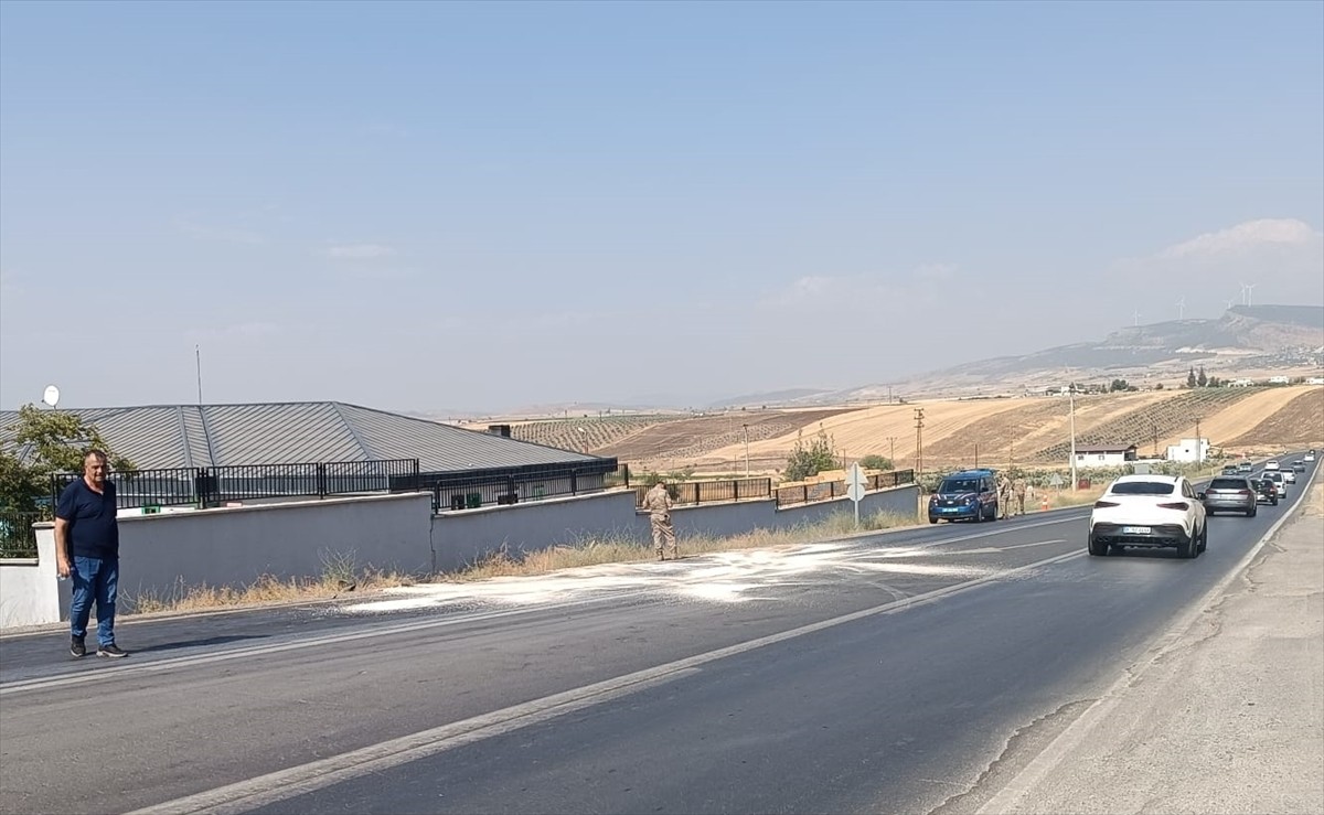 Gaziantep'in Nurdağı ilçesinde otomobil ile hafif ticari aracın çarpışması sonucu 7 kişi...