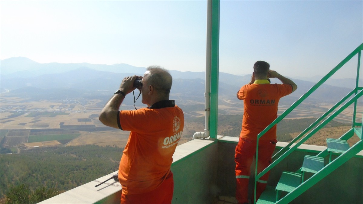 Gaziantep'in Nurdağı ilçesindeki 800 rakımlı Emirtepe Yangın Gözetleme Kulesi'nde görevli orman...