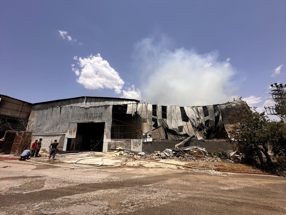 Gaziantep'in Oğuzeli ilçesinde halı fabrikasında çıkan yangın kontrol altına alındı. Soğutma...