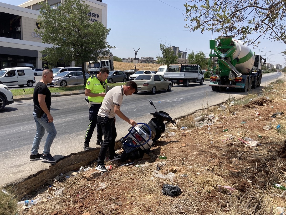Gaziantep'te beton mikseriyle çarpışan motosikletteki kadın öldü, oğlu yaralandı.