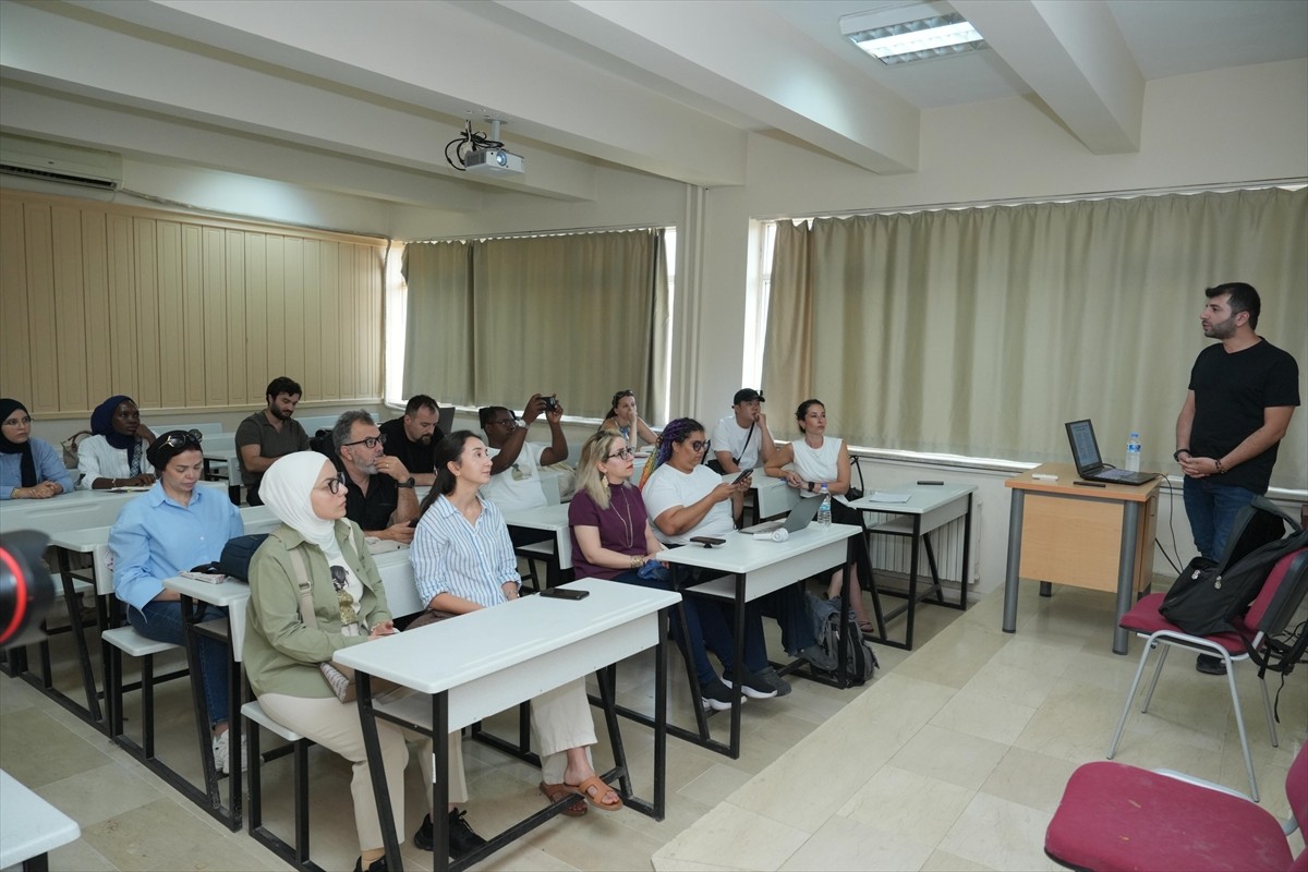 Gaziantep Üniversitesinde (GAÜN) düzenlenen "Türk Yaz Okulları" etkinliklerine 13 ülkeden şefler...