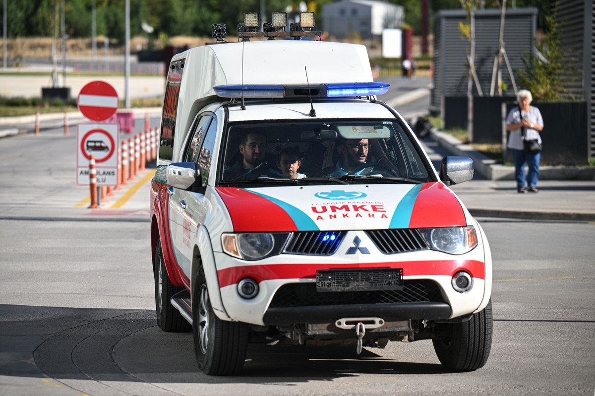 Gazze'den Ürdün'e geçişleri sağlanan 4 hasta ve beraberindeki 7 refakatçi tedavi için uçakla...