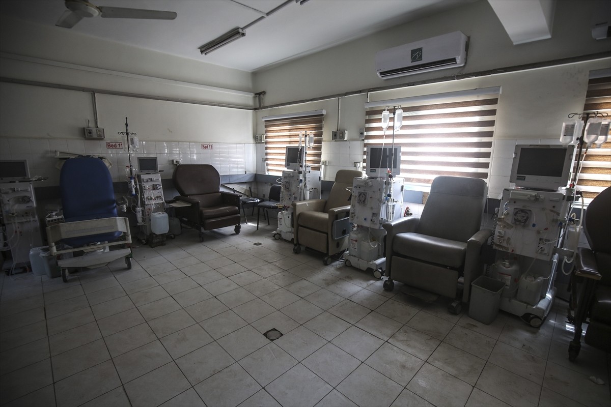 Gazze’deki Şifa Hastanesi’nde yakıt sıkıntısı nedeniyle böbrek hastalıkları bölümü hizmet dışı...