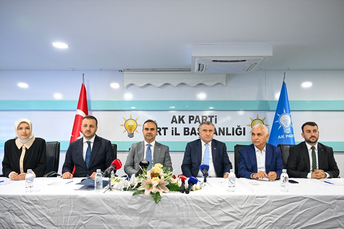 Gençlik ve Spor Bakanı Osman Aşkın Bak (sağ 3) ile Sanayi ve Teknoloji Bakanı Mehmet Fatih Kacır...