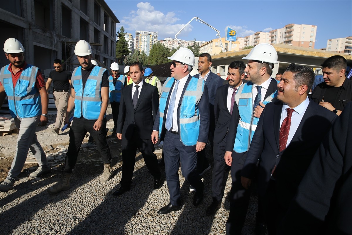Gençlik ve Spor Bakanı Osman Aşkın Bak, Siirt'te ziyaretlerde bulundu. Bakan Bak, Yeni Mahalle'de...