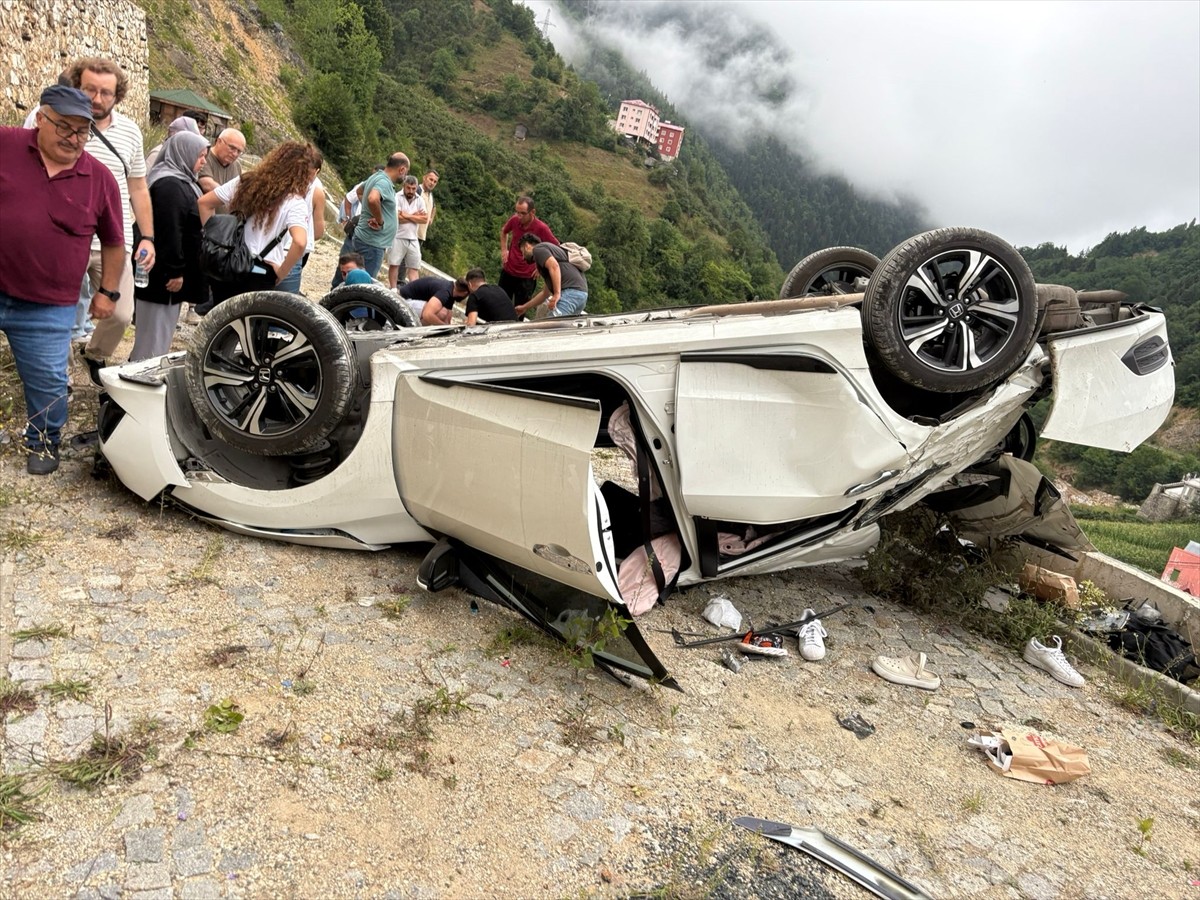 Giresun'un Dereli ilçesinde Pınarlar köyündeki Göksu travertenlerinin otoparkında, otomobilin...