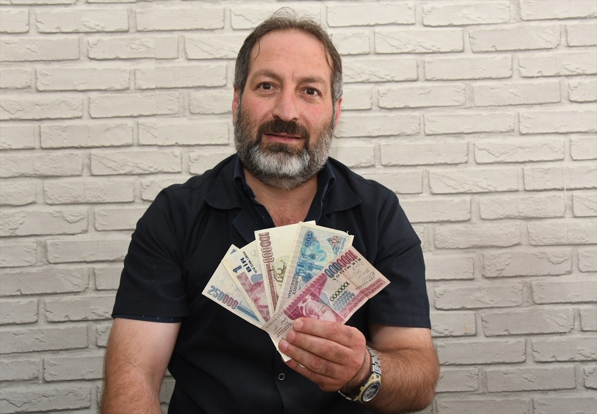 Gümüşhane'de bir berber, dedesinden miras kalan yaklaşık 80 ülkeye ait banknotun yer aldığı...