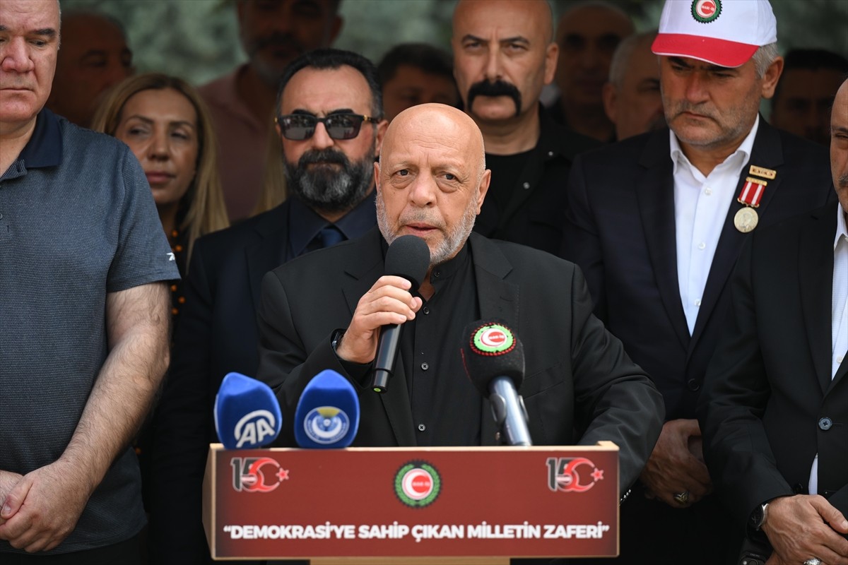 HAK-İŞ, 15 Temmuz Demokrasi ve Milli Birlik Günü dolayısıyla şehitleri kabirleri başında andı....