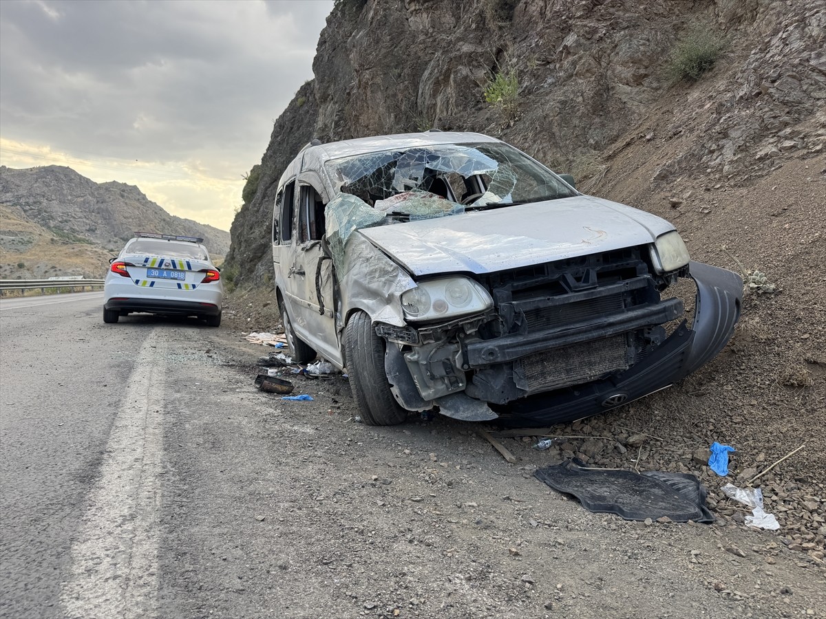 Hakkari'de hafif ticari aracın devrilmesi sonucu 5 kişi yaralandı.