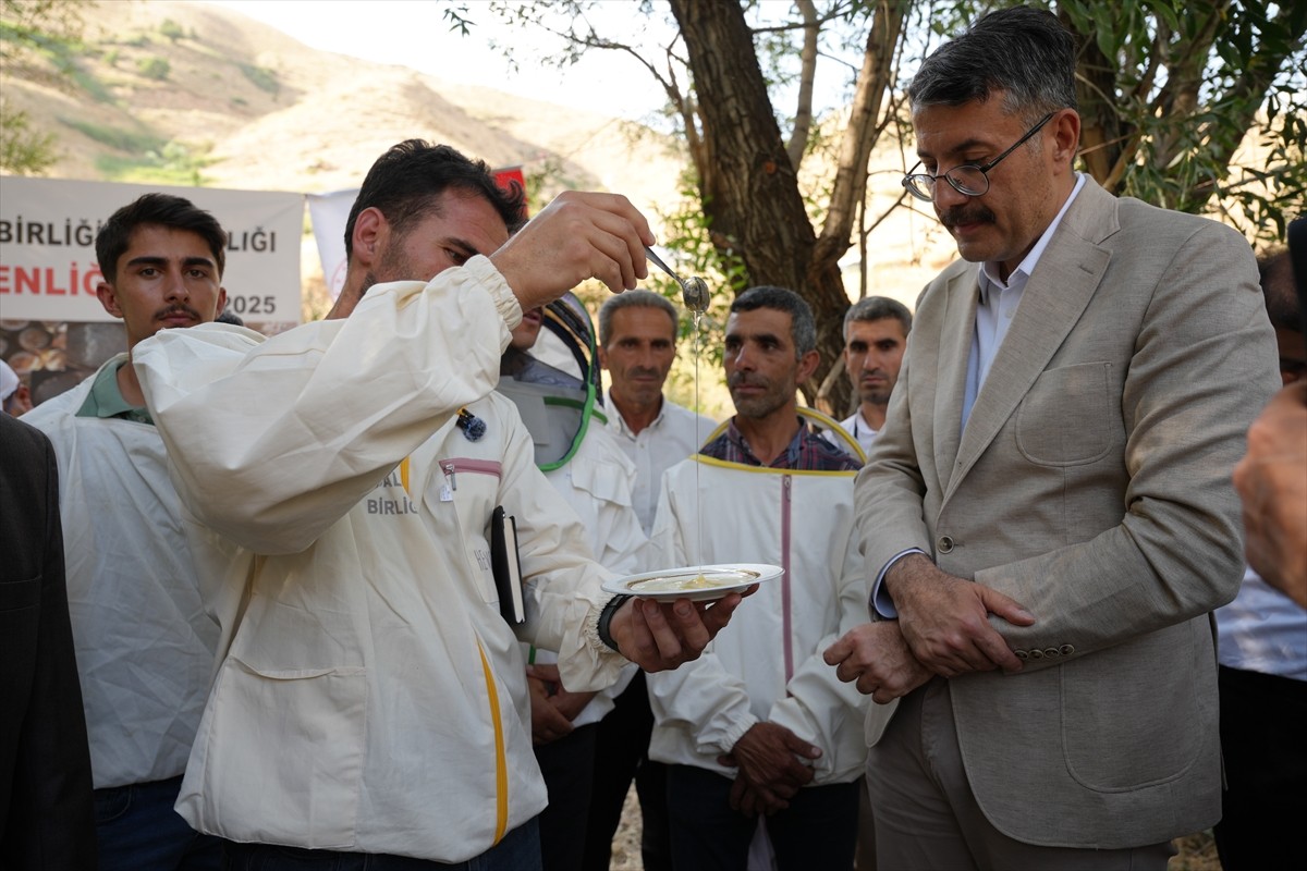 Hakkari'nin Şemdinli ilçesinde "Bal Hasat Şenliği" düzenlendi.