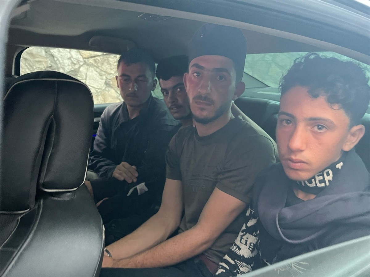 Hatay'da yurda yasa dışı yollarla girdikleri belirlenen 10 Suriye uyruklu yakalandı, göçmen...