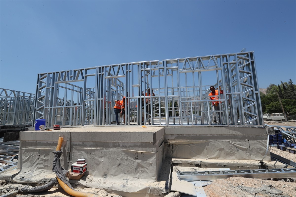 Hatay'ın Antakya ilçesinde 6 Şubat 2023'teki depremlerin ardından yapımına başlanan 607 kırsal...