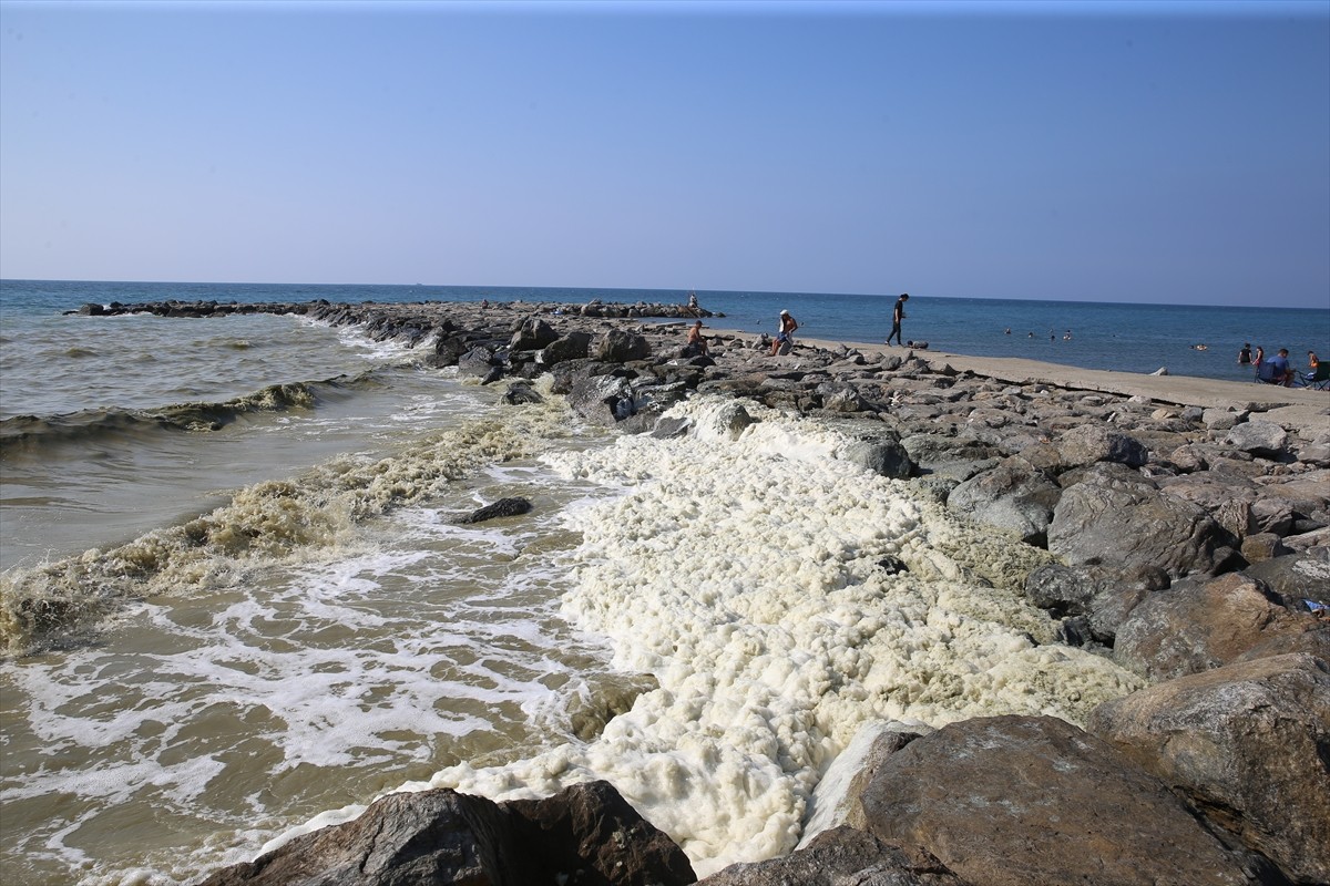 Hatay'ın Arsuz ilçesinde, deniz kıyısındaki bazı bölgelerde köpük benzeri tabaka oluştu.