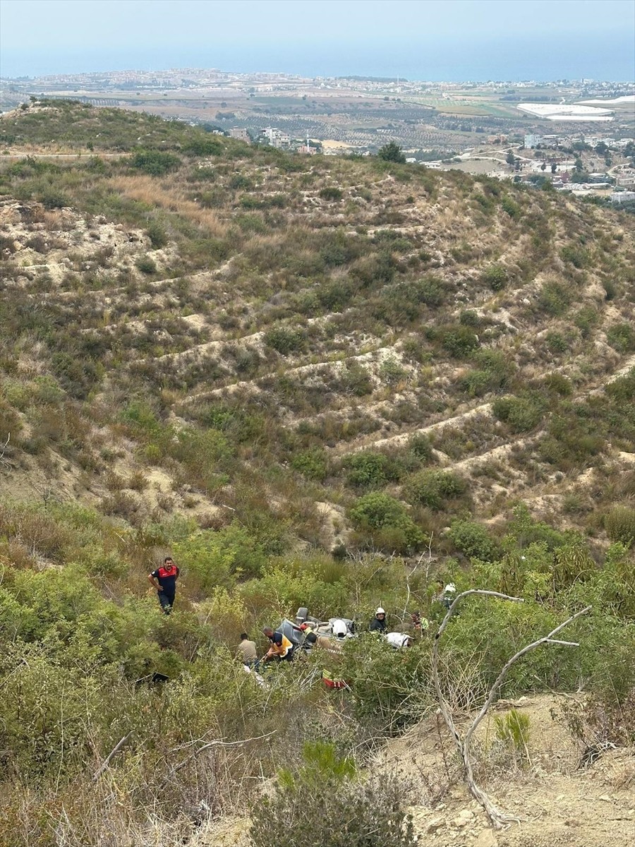 Hatay'ın Arsuz ilçesinde otomobilin uçuruma yuvarlanması sonucu yaralanan 4 kişi hastaneye...