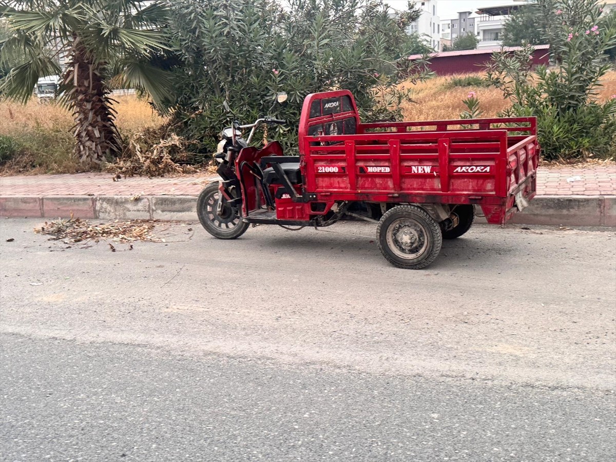 Hatay'ın Dörtyol ilçesinde, motosikletiyle seyir halindeyken tartıştığı 22 yaşındaki oğlunu...