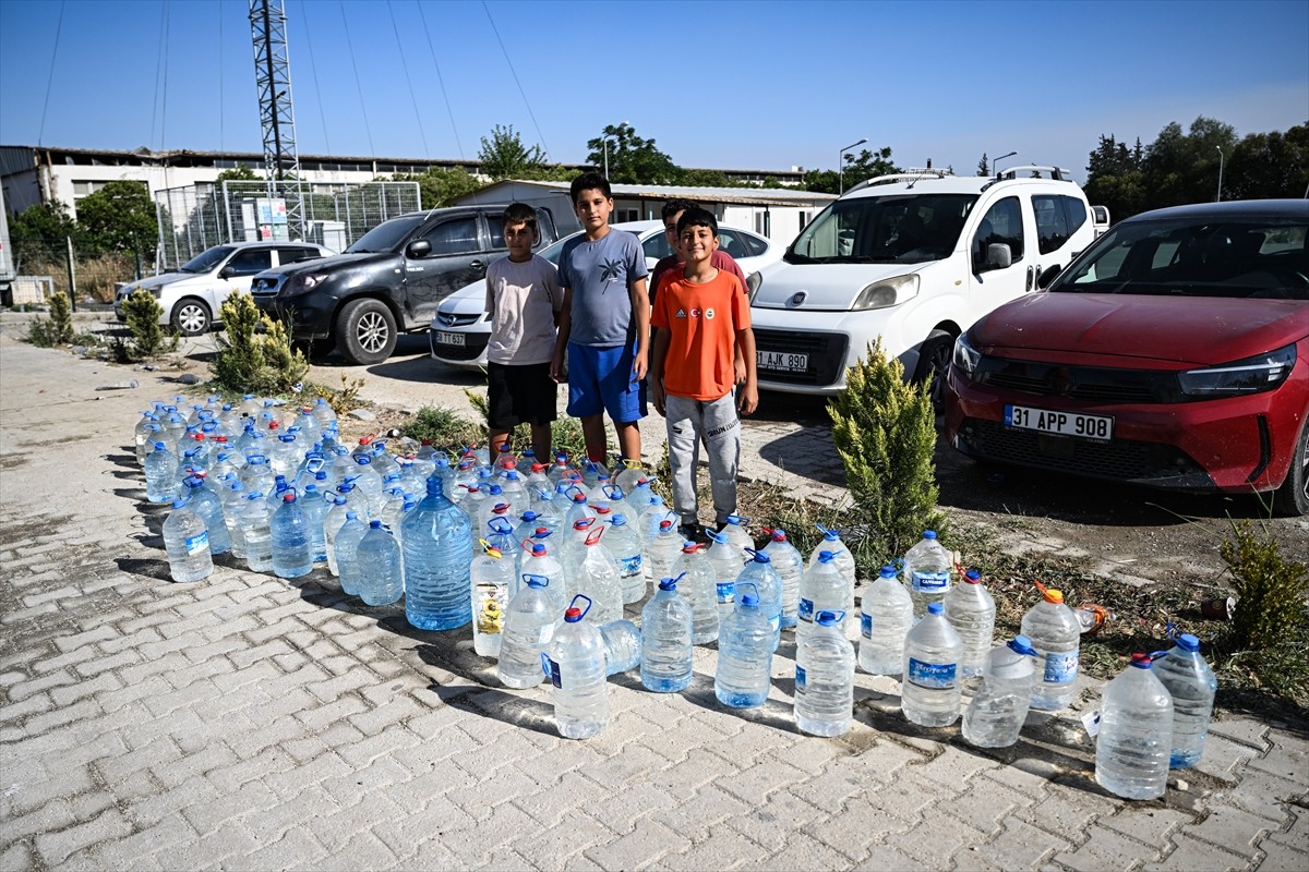 Hatay'ın merkez Antakya ilçesinde dünden bu yana süren orman yangınına müdahale eden ekiplerin su...