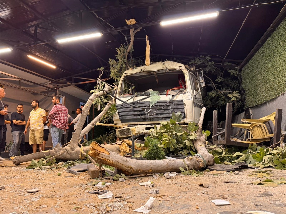 Hatay'ın merkez Antakya ilçesinde hurda yüklü kamyonun, kontrolden çıkarak yolun yaklaşık 8 metre...
