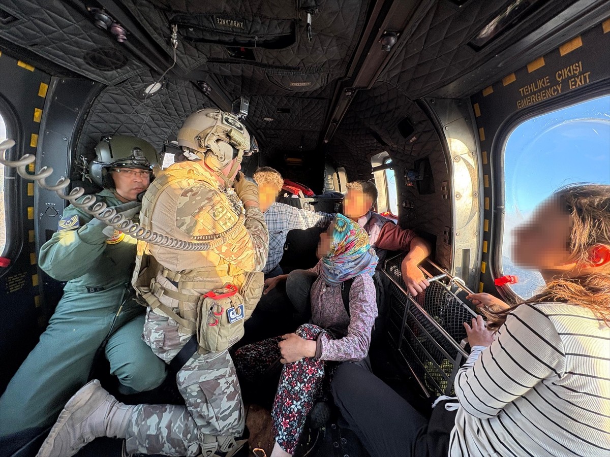 Hava Kuvvetleri Komutanlığı personeli, İzmir'in Ödemiş ilçesi Tosunlar köyünde çıkan orman...