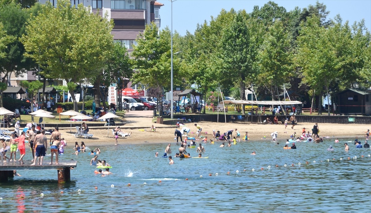 Hava sıcaklığının mevsim normalleri üzerinde seyrettiği Kocaeli'nin Karamürsel ilçesinde...