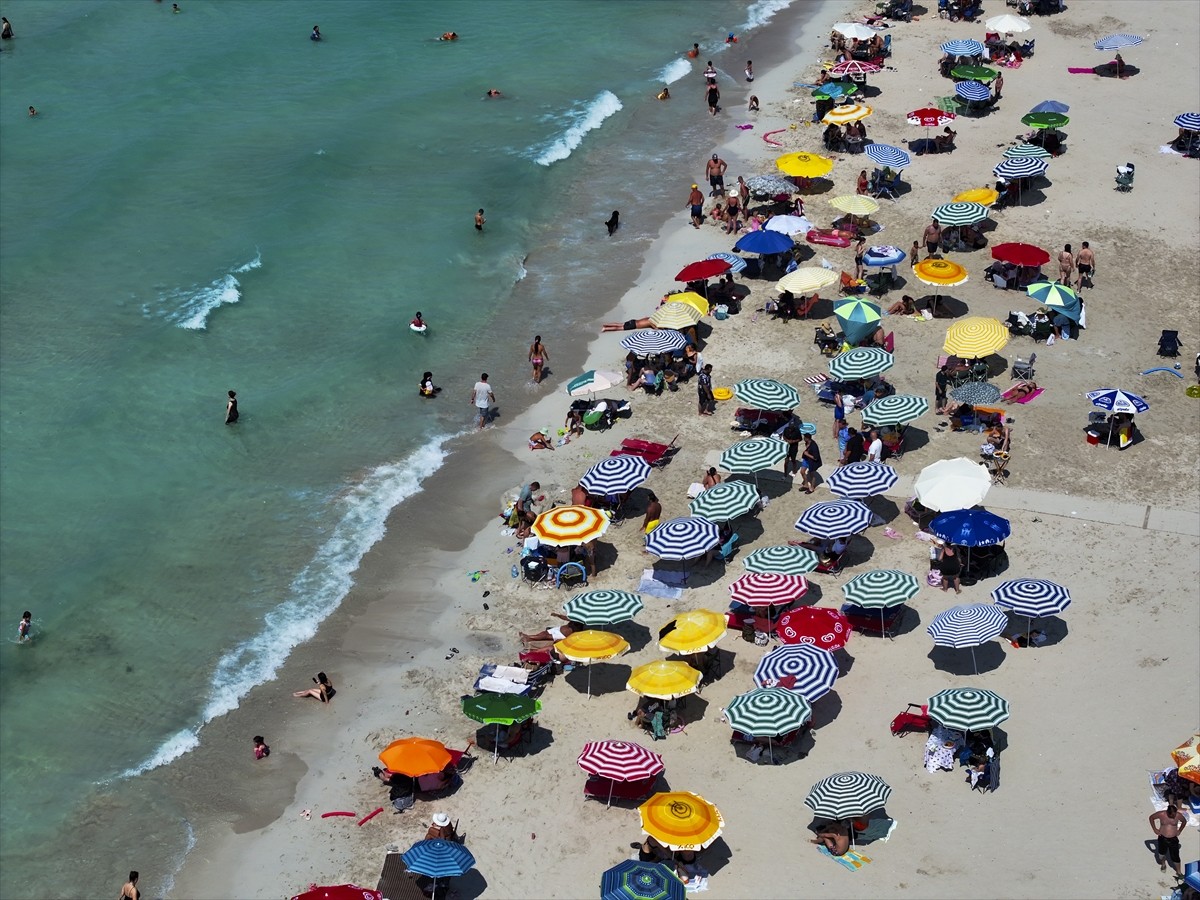 Hava sıcaklığının mevsim normallerinin üzerinde seyrettiği İzmir'de, sıcaktan bunalan vatandaşlar...