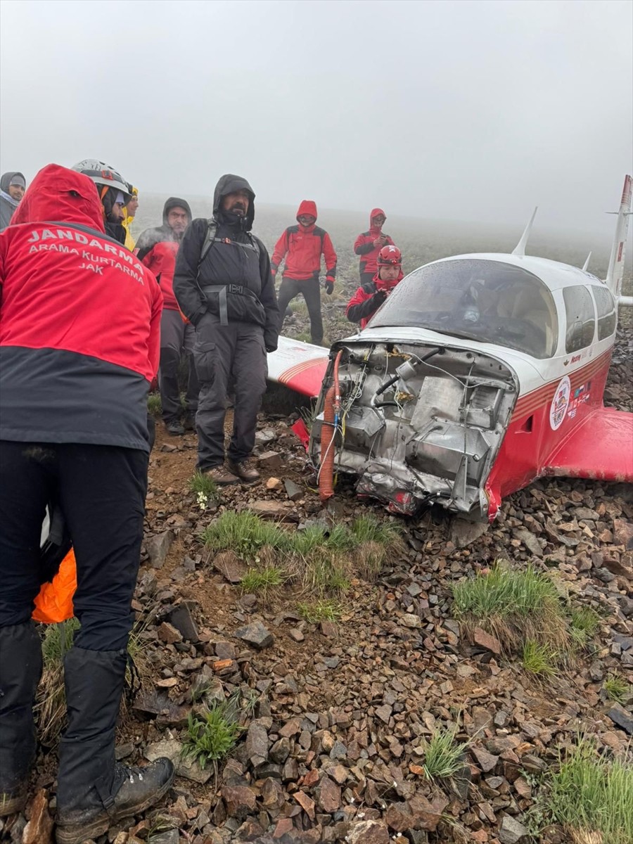 İçişleri Bakanı Ali Yerlikaya, Bayburt-Rize-Erzurum sınır hattında düşen uçağa ilişkin görüntü...