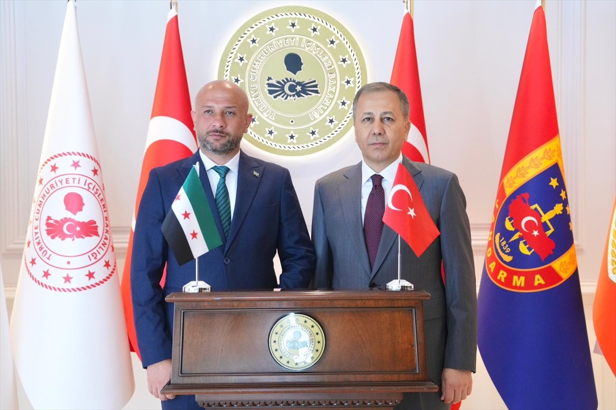 İçişleri Bakanı Ali Yerlikaya (sağda), Suriye Acil Durum ve Afet Yönetimi Bakanı Raid Salih'i...