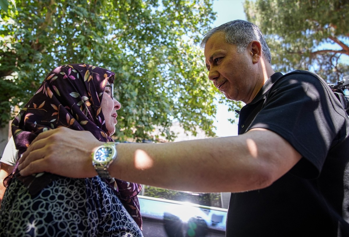 İçişleri Bakanı Ali Yerlikaya (sol 2), İzmir'in Ödemiş ilçesindeki orman yangınından etkilenen...