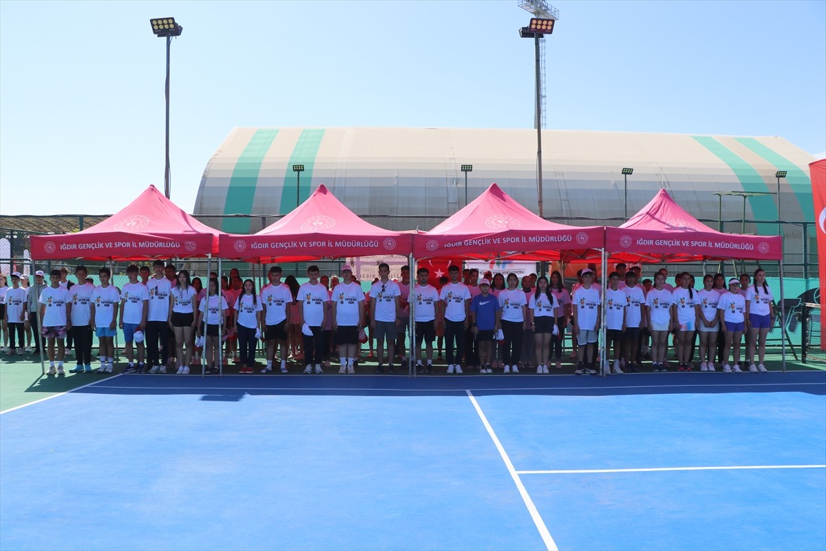 Iğdır'da bu yıl 5'incisi düzenlenen Alagöz Holding Kayısı Cup Tenis Turnuvası, 54 şehirden 210...