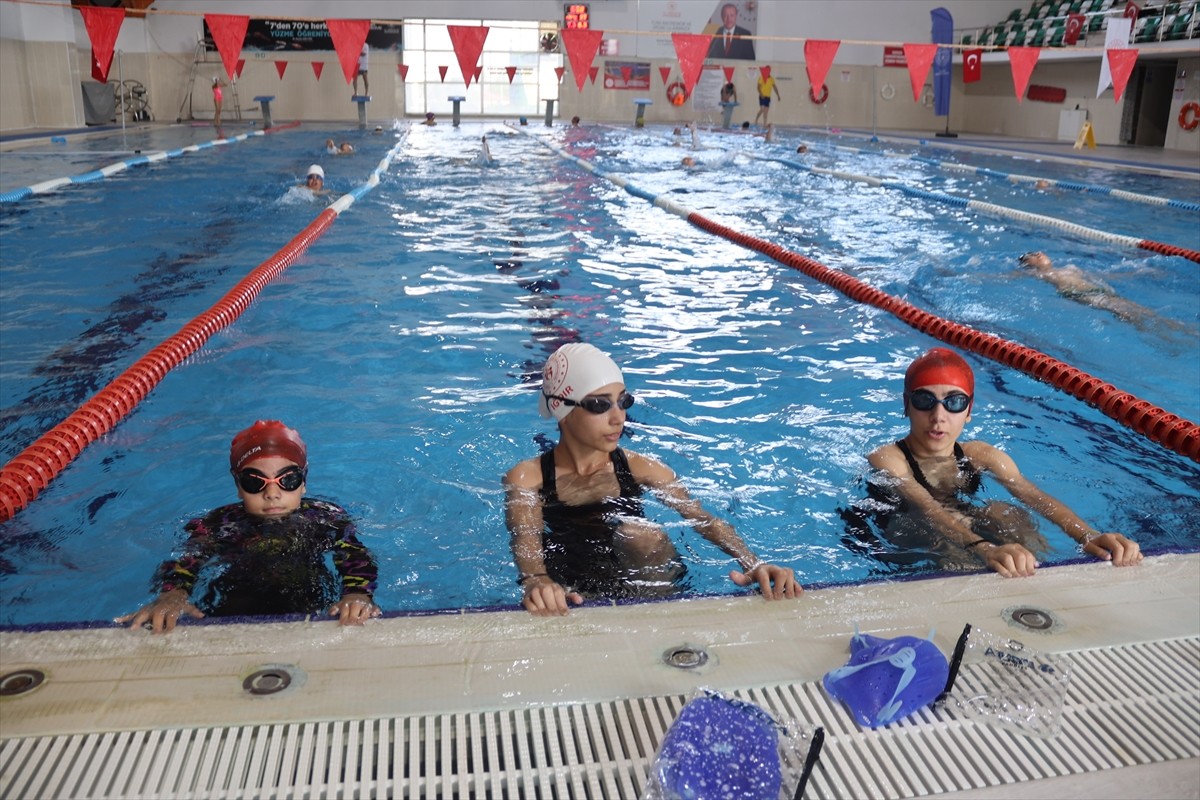 Iğdır'da "Yüzme Bilmeyen Kalmasın Projesi" kapsamında 2017'den bu yana çoğunluğu çocuklardan...
