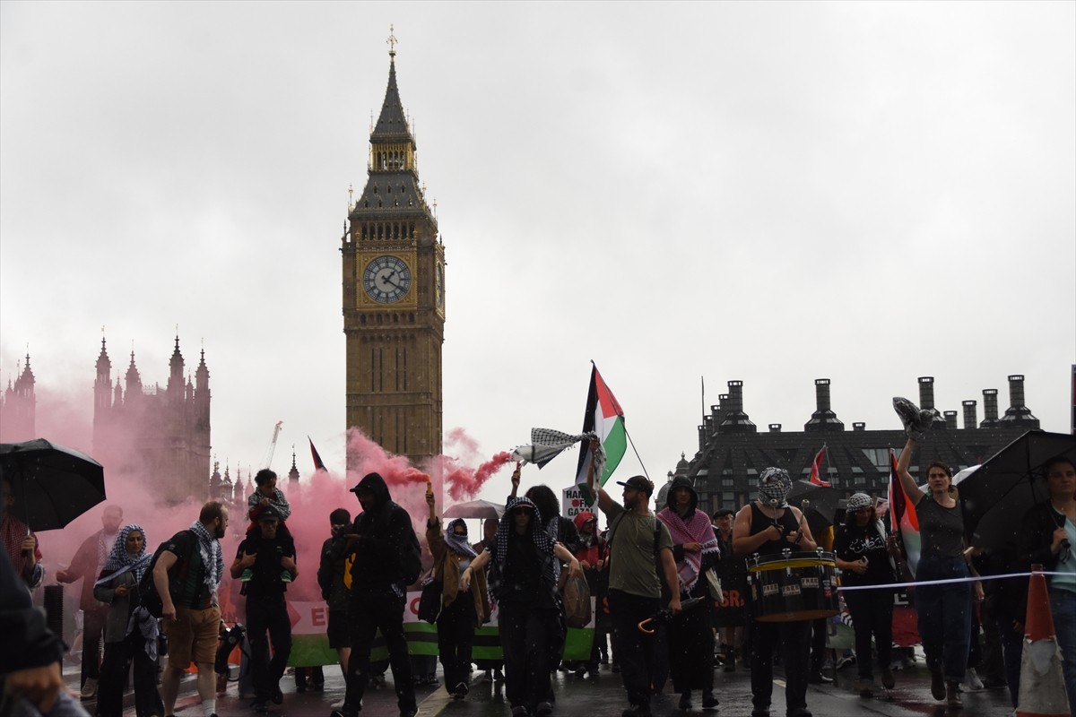  İngiltere'nin başkenti Londra'da on binlerce kişi, Filistin ile dayanışma göstermek için 7 Ekim...
